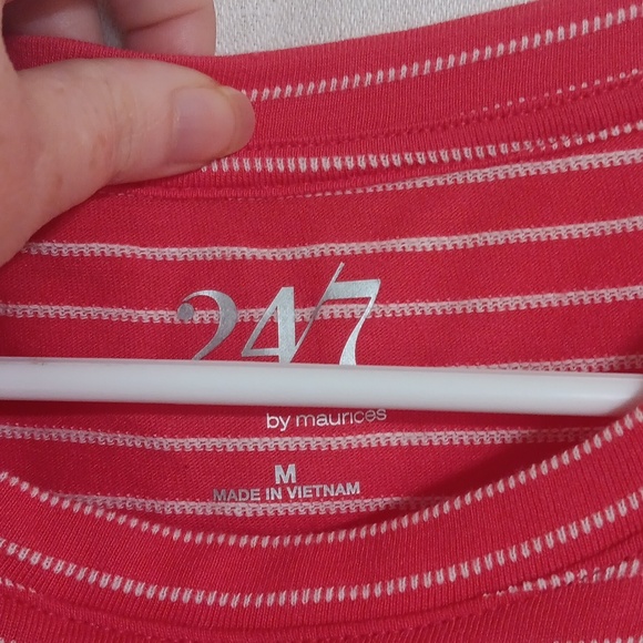 24/7 Maurices Red White Twist Front Short Sleeve Blouse Size Medium - Picture 2 of 4